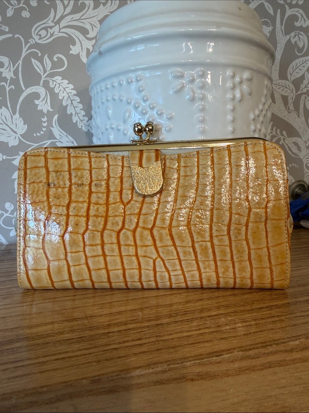 Bond Street Vintage Leather Kisslock Wallet
